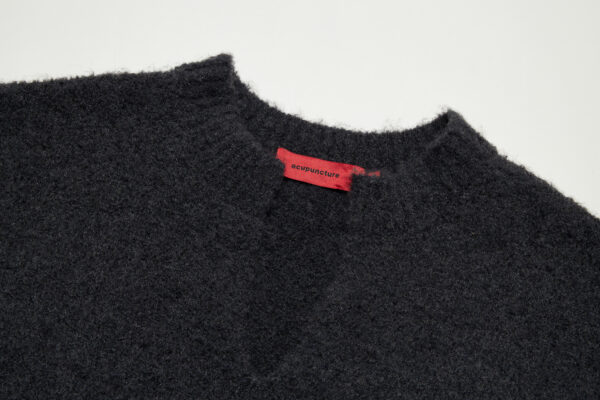 V-CUT SWEATER
